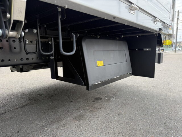 日野：17プロフィア：ハイルーフ：ウィング：未使用：アルミホイール：リア門口ステンレス