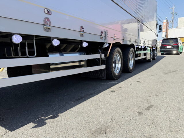 いすゞ：ギガ：ハイルーフ：ウィング：アルミホイール：リア門口ステンレス：低走行