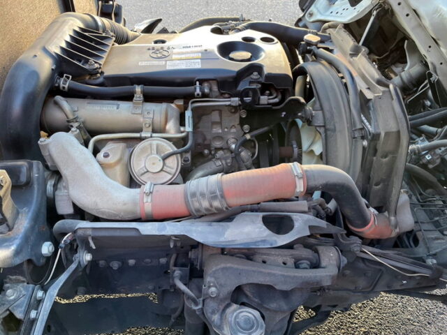 いすゞ：エルフ：平アルミブロック（70㎝）６速MT：フロントバイザー：ミラーステー：アルミホイール：架装多数　