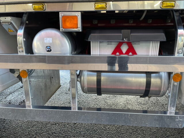 UD クオン：ハイルーフ：冷凍バン：トレクス造りボデー：横扉：ステンレス多数：AT