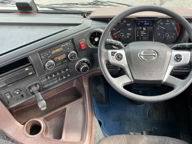 日野：17プロフィア：ハイルーフ：トレーラーヘッド：アルミホイール：ブタ鼻