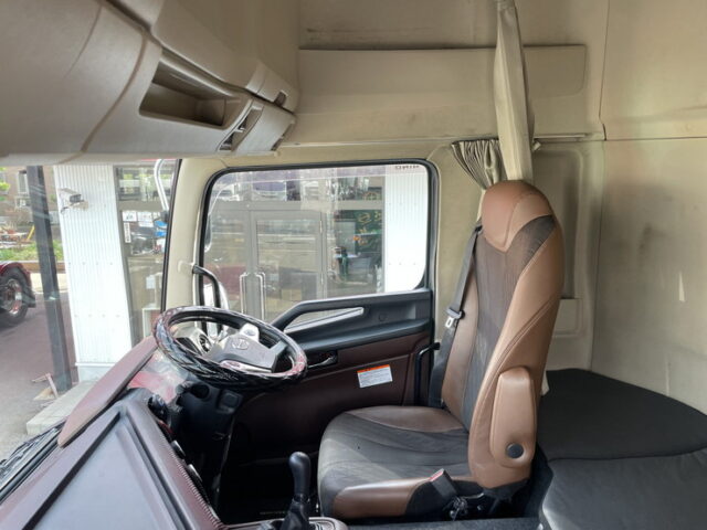 日野:17プロフィア:ハイルーフ:トレーラーヘッド:PTO付:ダンプレバー:メッキ多数