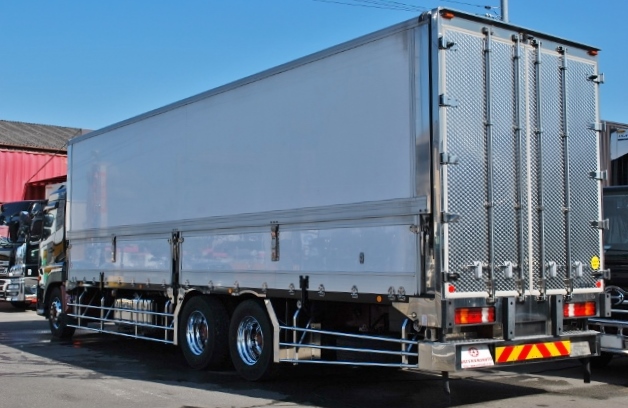 【200】ＵＤトラックス　クオン　中低床　冷凍ウイング　リヤエアサス