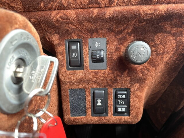 日野：プロフィア：トレーラーヘッド：内装生地張り：ハイルーフ：架装多数：メッキ多数