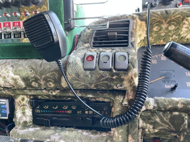 いすゞ：エルフ：造り平ボディ：内装生地張り：5MT：オバＱバンパー：フロントバイザー：架装多数