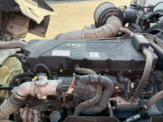 UDトラックス：クオン：ハイルーフ：ウィング：メッキ多数：木床：ラッシング2段