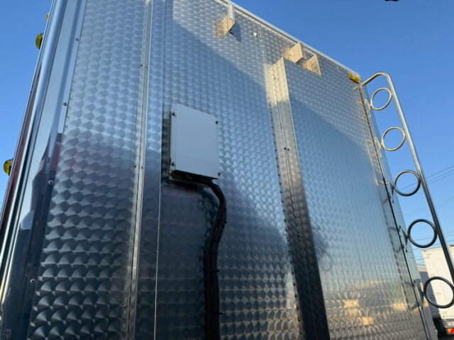 いすゞ：フォワード：ハイルーフ：冷凍バン：7100標準幅：架装多数：格納ゲート：エアサス