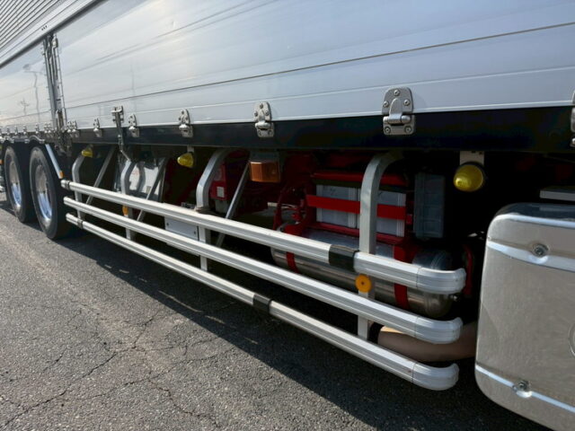 クオン:ハイルーフ:ウィング:メッキ多数:ステンレスバイザー:アルミホイール