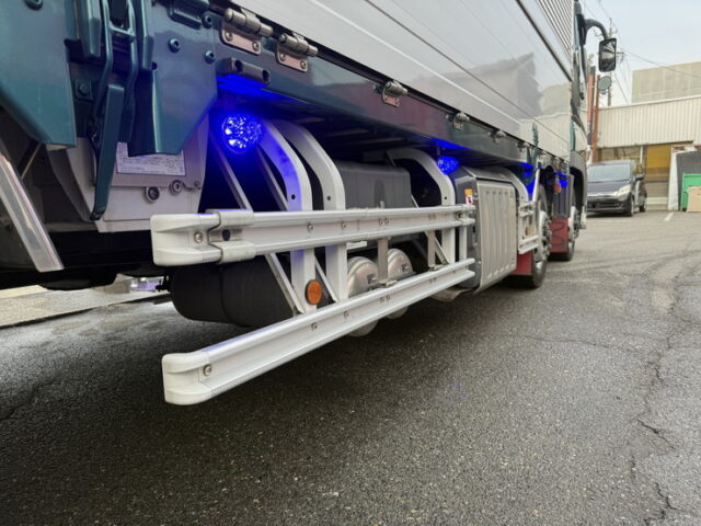 17スーパーグレート：ハイルーフ：ウィング：プレミアムライン：リア門口ステンレス