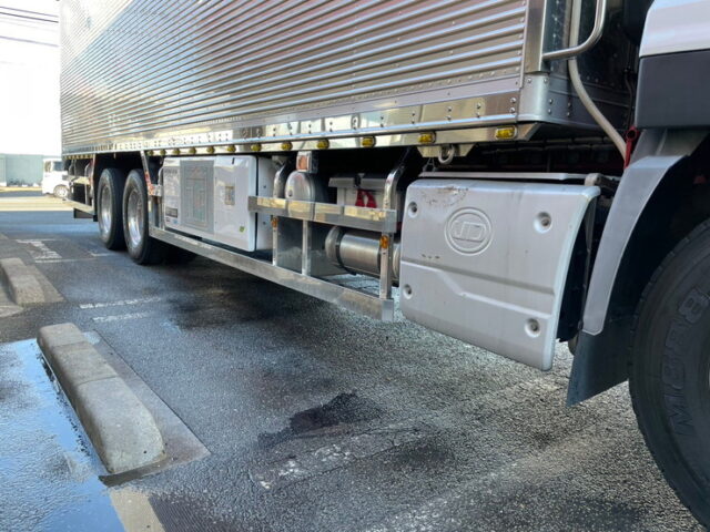 UD クオン：ハイルーフ：冷凍バン：トレクス造りボデー：横扉：ステンレス多数：AT