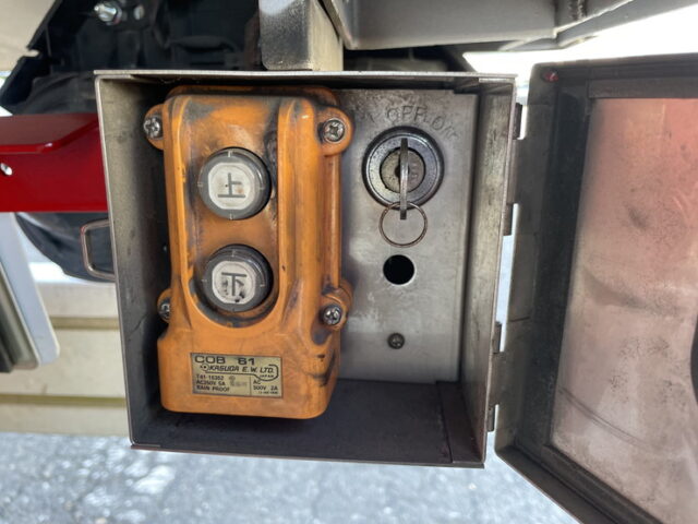 【委託販売車両】いすゞ：フォワード：205馬力：6MT：リア門口ステンレス：木床：ロケット：舟形バンパー：ステンレス多数　