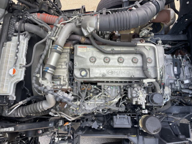 日野：17プロフィア：ハイルーフ：ウィング：メッキ多数：アルミホイール