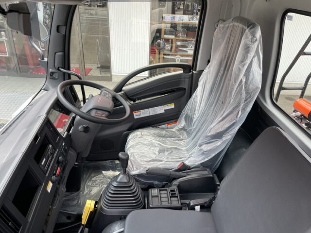 いすゞ：フォワード：登録済未使用：アームロール：3人乗り：ベッドレス：積載3.750㎏