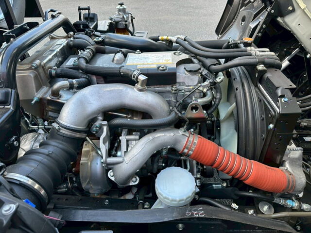 いすゞ：フォワード：登録済未使用：アームロール：3人乗り：ベッドレス：積載3.750㎏