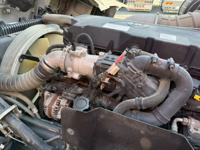 UDトラックス：クオン：ハイルーフ：ウィング：メッキ多数：木床：ラッシング2段