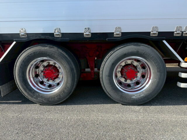 クオン:ハイルーフ:ウィング:メッキ多数:ステンレスバイザー:アルミホイール