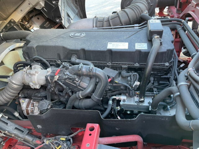 UD クオン：ハイルーフ：冷凍バン：トレクス造りボデー：横扉：ステンレス多数：AT