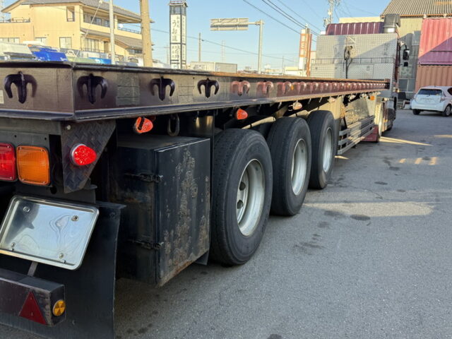 東邦：トレーラー：まな板：3軸：スタンション多数：内フック多数：最大積載量27.500㎏