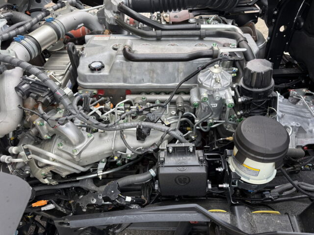 日野：17プロフィア：ハイルーフ：ウィング：未使用：アルミホイール：リア門口ステンレス