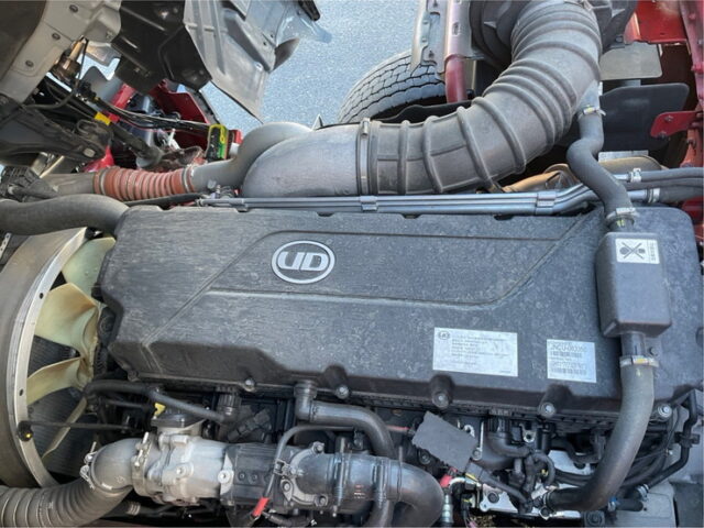 UD クオン：ハイルーフ：冷凍バン：トレクス造りボデー：横扉：ステンレス多数：AT