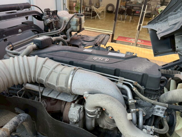 UDトラックス：クオン：ハイルーフ：ウィング：メッキ多数：木床：ラッシング2段