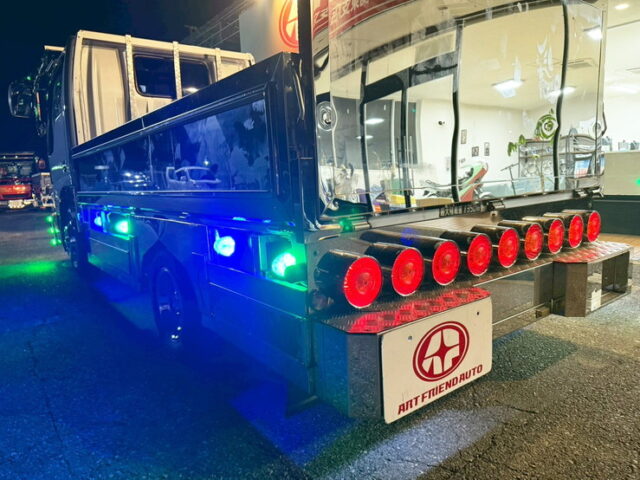 タイタンダッシュ：平ボデー：架装多数：標準幅：アオリステンレス張り：マニ割り