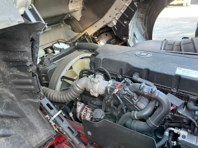 UD クオン：ハイルーフ：冷凍バン：トレクス造りボデー：横扉：ステンレス多数：AT