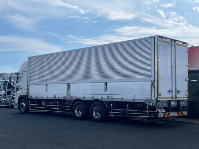 日野　プロフィア　ハイルーフ　ウィング　アルミホイール　ステンレスサイドバンパー　リア門口ステンレス　　