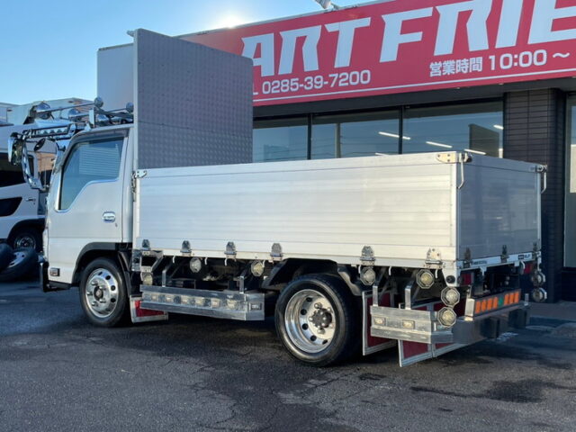 いすゞ：エルフ：平アルミブロック（70㎝）６速MT：フロントバイザー：ミラーステー：アルミホイール：架装多数　