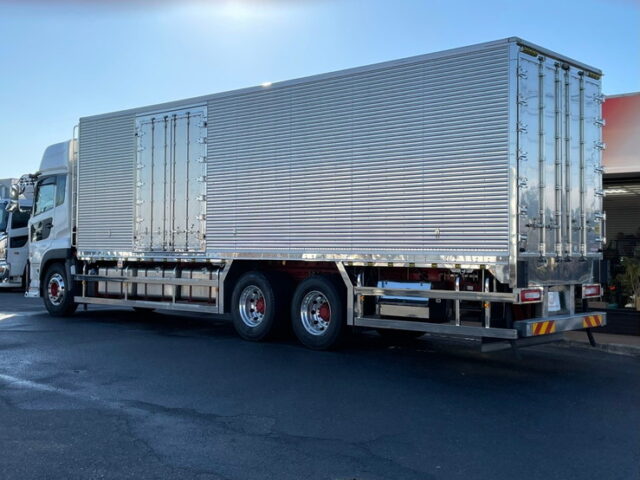 UD クオン：ハイルーフ：冷凍バン：トレクス造りボデー：横扉：ステンレス多数：AT