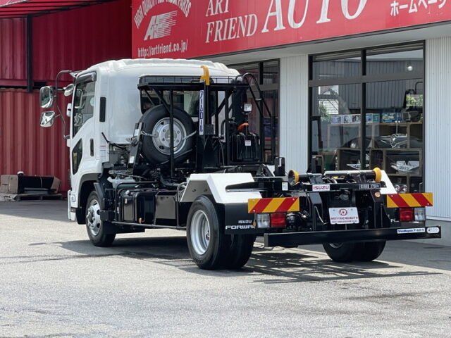 いすゞ：フォワード：登録済未使用：アームロール：3人乗り：ベッドレス：積載3.750㎏