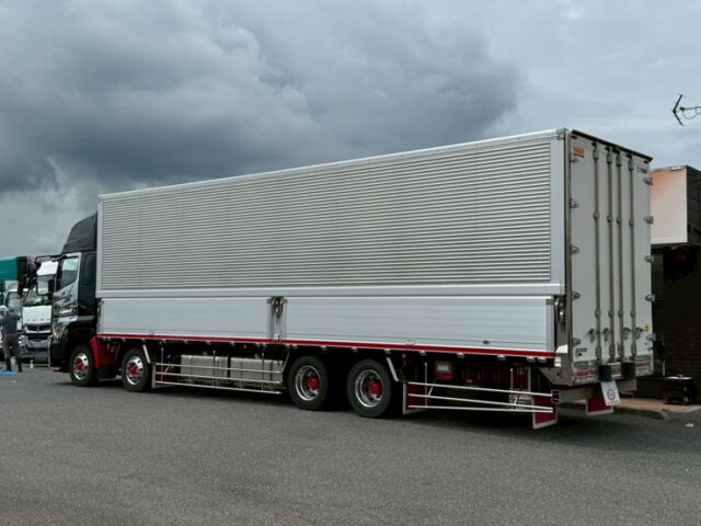 日野:17プロフィア:ハイルーフ:ウィング:メッキドア:アルミホイール:リア門口ステンレス