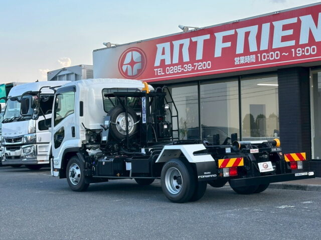 いすゞ：フォワード：登録済未使用：アームロール：3人乗り：ベッドレス：積載3.750㎏