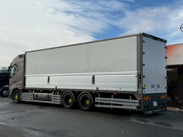 VOLVO：FH：グローブトロッター：ウィング：ブラックウルフホイール：木床