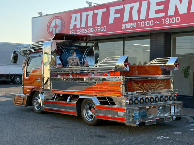いすゞ：エルフ：イベント車：架装多数：カスタムペイント：荷台トランク仕様：マニ割り