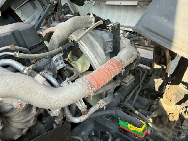 UDトラックス：クオン：ハイルーフ：ウィング：メッキ多数：木床：ラッシング2段