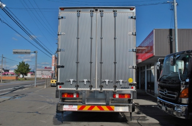 【200】ＵＤトラックス　クオン　中低床　冷凍ウイング　リヤエアサス