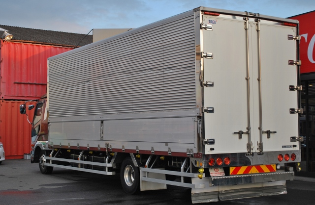 【329】三菱ふそうファイター　ワイド　アルミウイング　7200ボデー