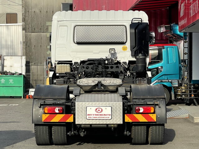 UDトラックス：クオン：トレーラーヘッド：メッキ多数：第5輪荷重11.500㎏