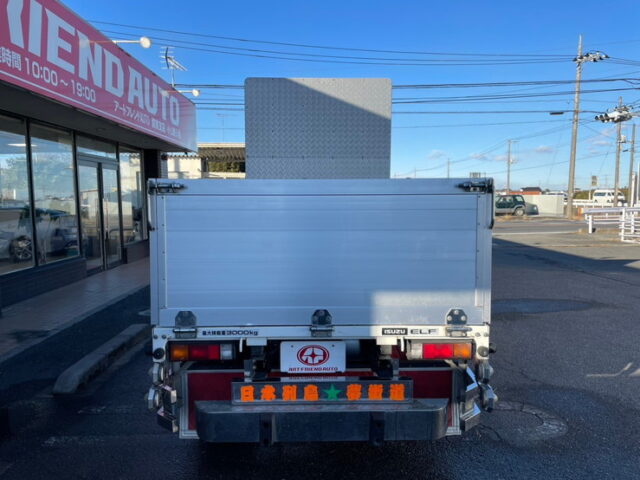 いすゞ：エルフ：平アルミブロック（70㎝）６速MT：フロントバイザー：ミラーステー：アルミホイール：架装多数　