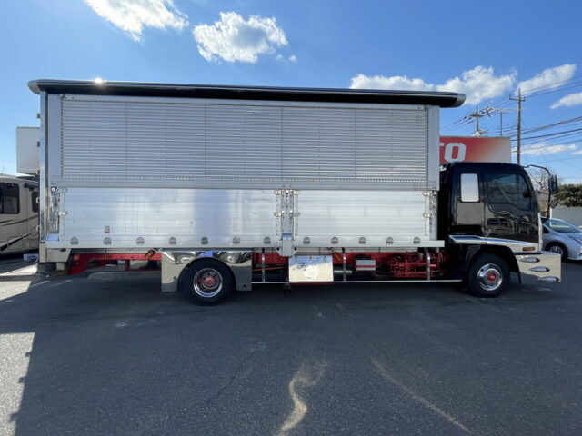 【委託販売車両】いすゞ：フォワード：205馬力：6MT：リア門口ステンレス：木床：ロケット：舟形バンパー：ステンレス多数　