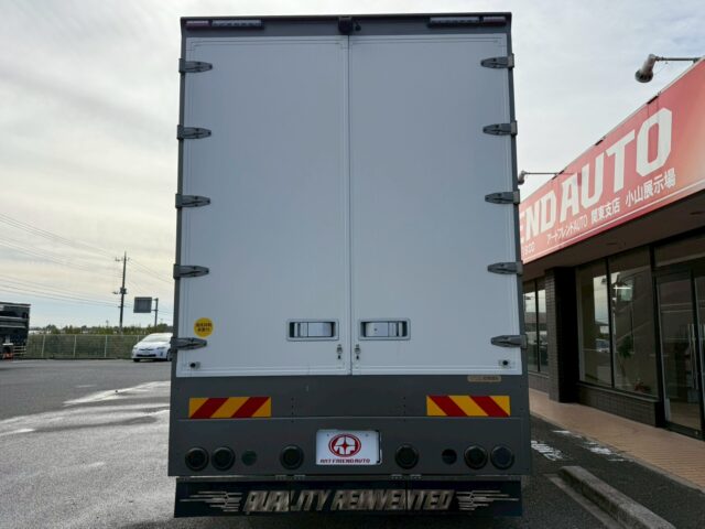 VOLVO：FH：グローブトロッター：ウィング：ブラックウルフホイール：木床