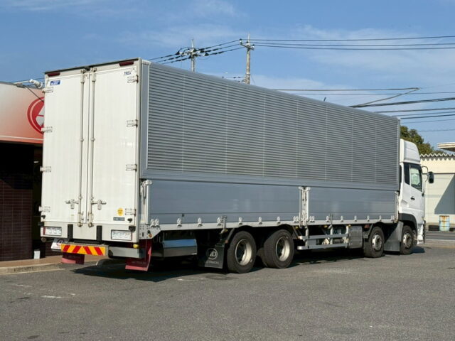 UDトラックス：クオン：ハイルーフ：ウィング：メッキ多数：木床：ラッシング2段