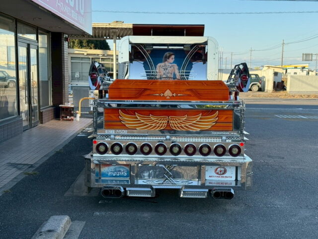 いすゞ：エルフ：イベント車：架装多数：カスタムペイント：荷台トランク仕様：マニ割り