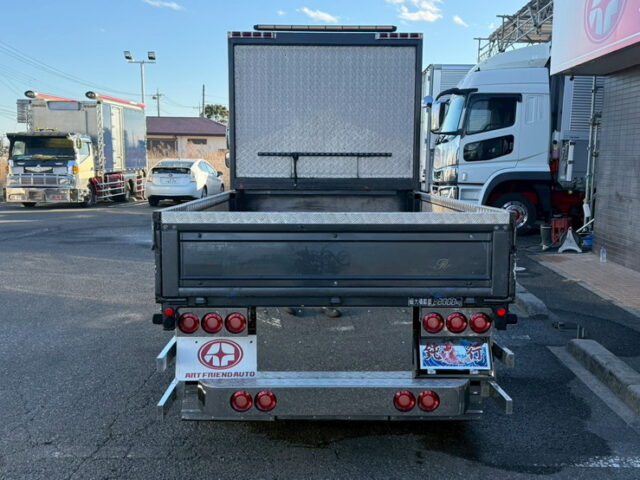 【現状】いすゞ：エルフ：平ボデー：架装多数：マニ割り：5トン未満：2駆/4駆切換付き