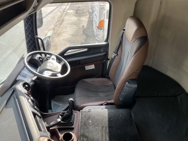 日野　17プロフィア　ハイルーフ　ウィング　7速MT　380馬力　81万km時ディーラーにてエンジン交換