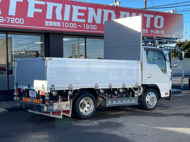 いすゞ：エルフ：平アルミブロック（70㎝）６速MT：フロントバイザー：ミラーステー：アルミホイール：架装多数　