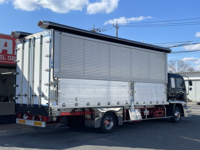 【委託販売車両】いすゞ：フォワード：205馬力：6MT：リア門口ステンレス：木床：ロケット：舟形バンパー：ステンレス多数　