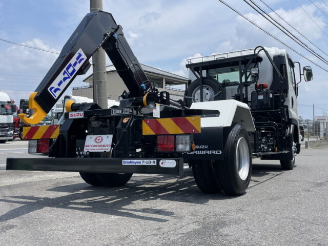 いすゞ：フォワード：登録済未使用：アームロール：3人乗り：ベッドレス：積載3.750㎏