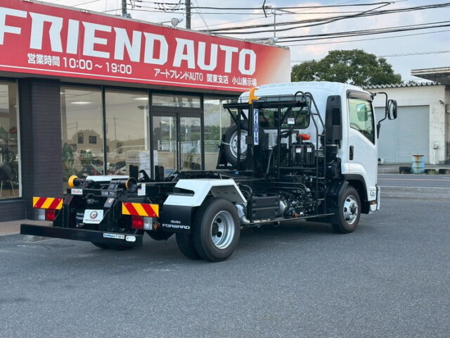 いすゞ：フォワード：登録済未使用：アームロール：3人乗り：ベッドレス：積載3.750㎏